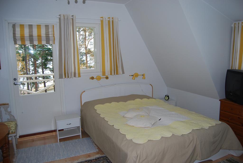 Villa Harald - Beachfront Hitis Room photo